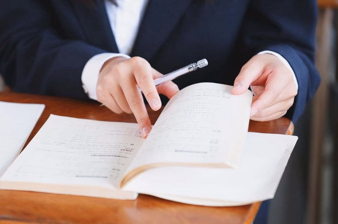 Contrat travail étudiant : droits, limitations d&rsquo;heures et obligations