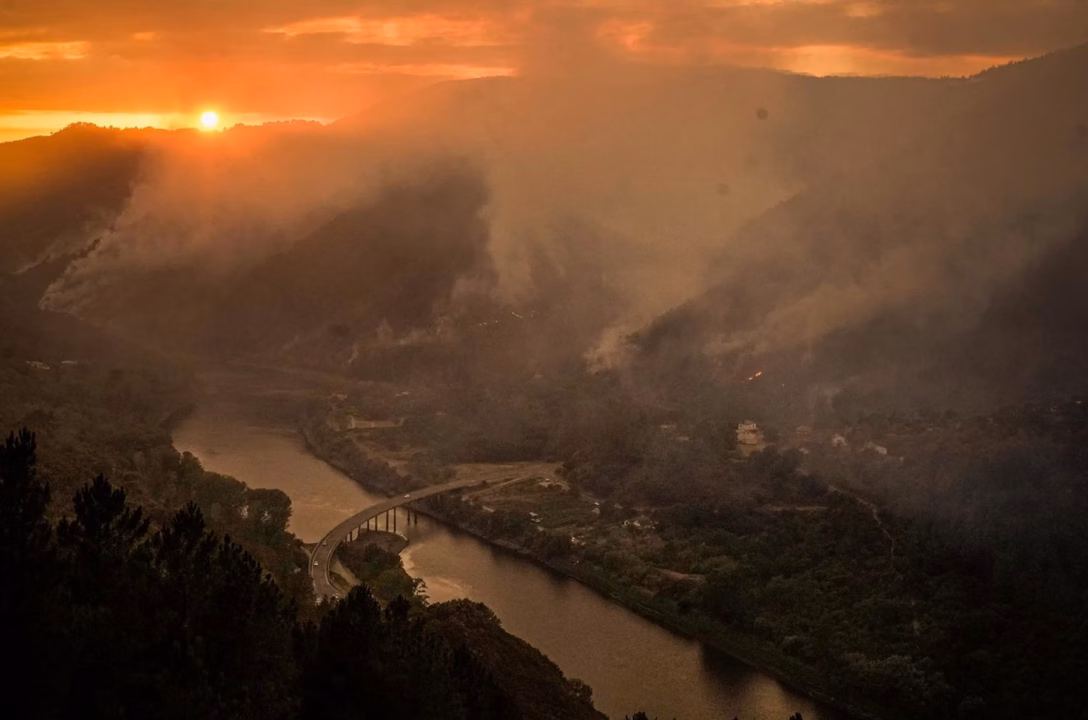 URGENT – Incendie dans les Hautes Fagnes : des conditions météorologiques défavorables entravent les opérations de secours